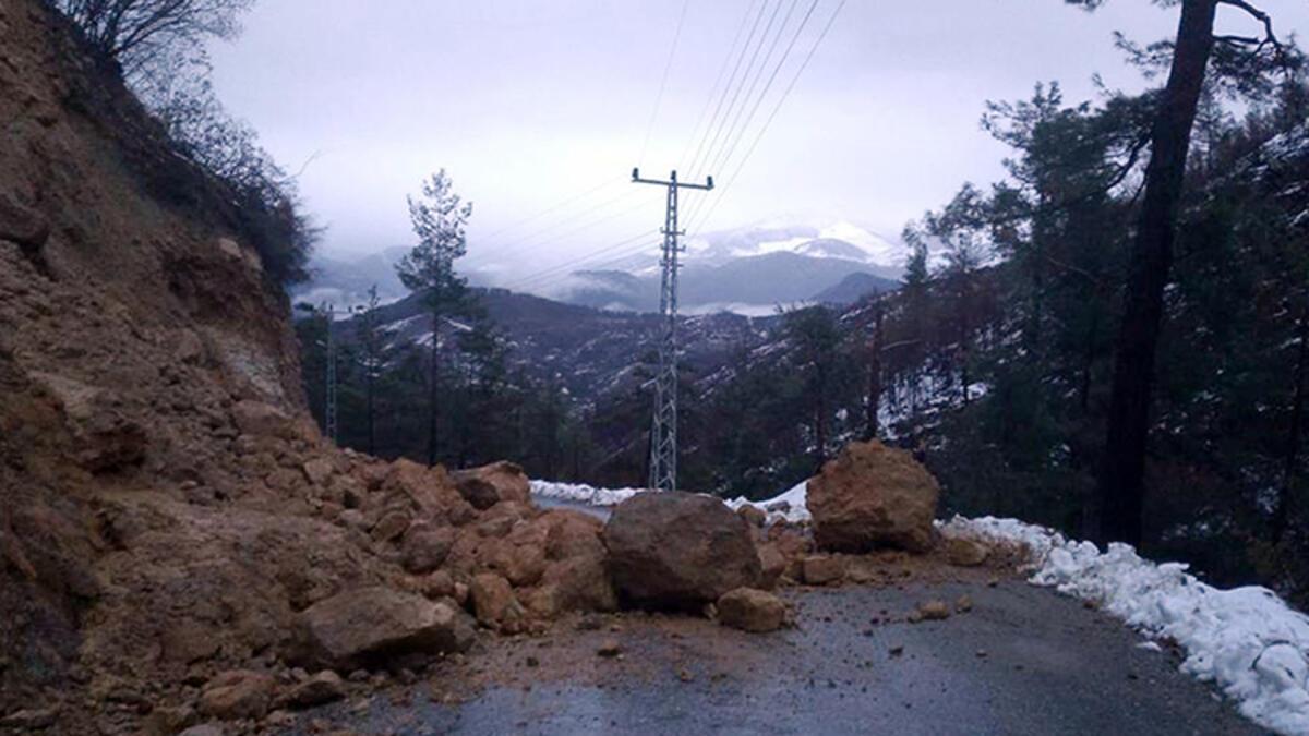 Alanya'da heyelan: Kaya parçaları yolu kapattı