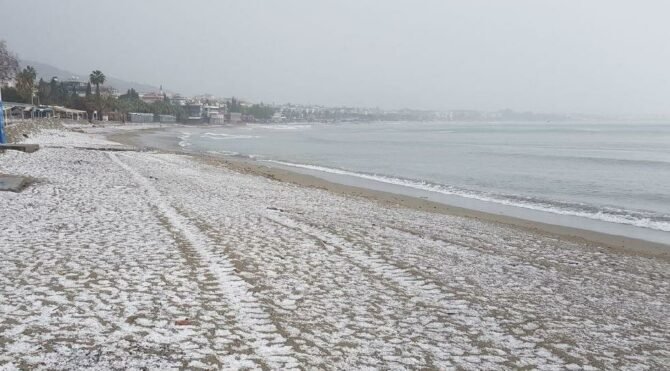 Alanya'ya 53 yıl sonra kar yağdı