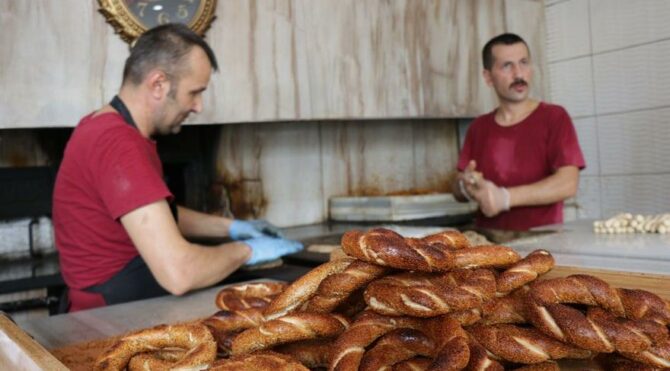 Ankara'da simit önce 4, sonra 5 lira oluyor