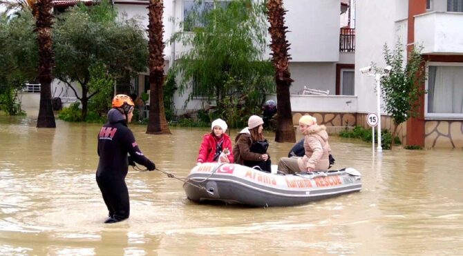 Antalya'yı da sel vurdu: Dere taştı!