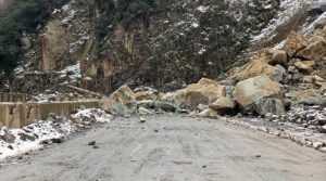 Artvin'deki heyelan6 köy yolunu ulaşıma kapattı