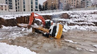 Ataşehir'de iş makinesi buzla kaplı alana düştü!