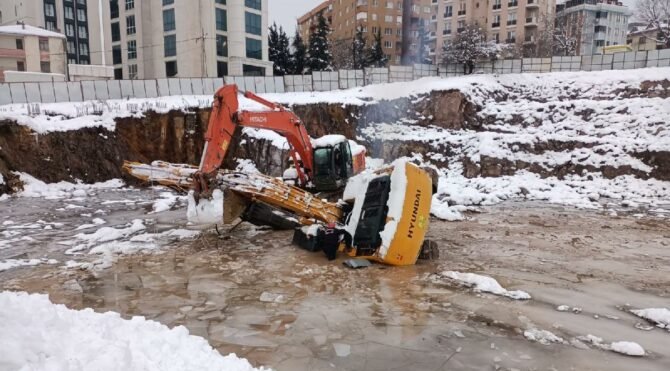 Ataşehir'de iş makinesi buzla kaplı alana düştü!
