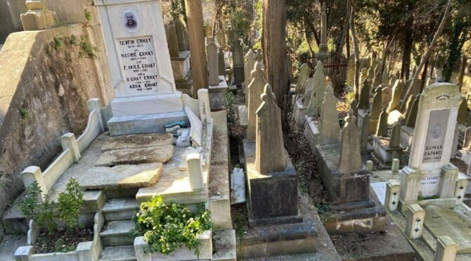 Azra Erhat'ın mezarlığı yine tahrip edildi