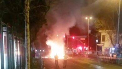 Beşiktaş Meydan’daki otomobil alev alev yandı
