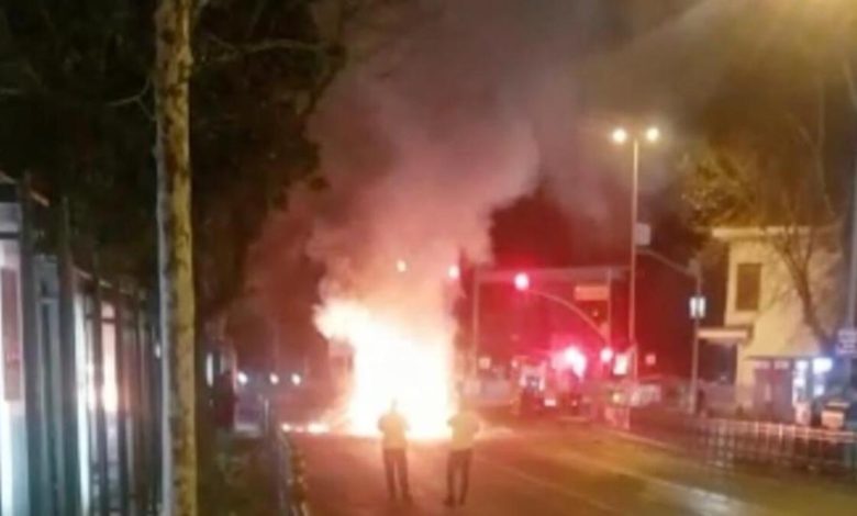 Beşiktaş Meydan’daki otomobil alev alev yandı
