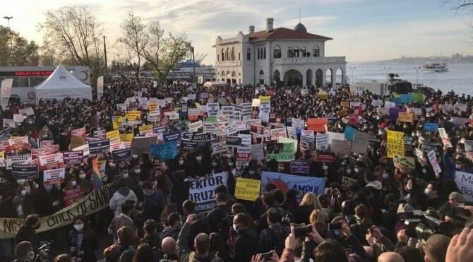 Boğaziçi davasındaki 5 sanık hakkında yakalama kararı