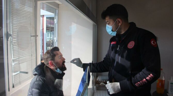 Bulgarlar, Edirne'de PCR testi yaptırıyor