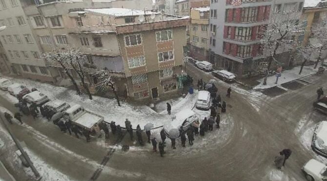 Bursa'da karlı havada ucuz ekmek kuyruğu