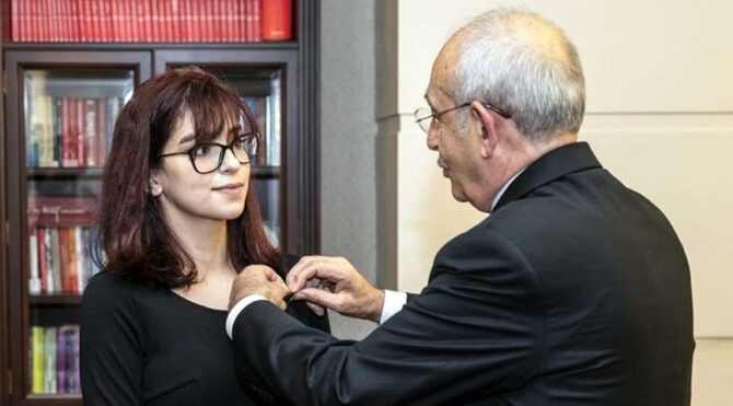 CHP'ye katılan Elif Ada Güneş'in rozetini Kılıçdaroğlu taktı