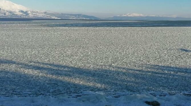 Eğirdir Gölü buz tuttu