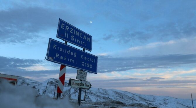 Erzincan-Sivas karayolu ulaşıma kapatıldı