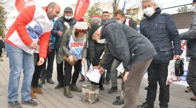 Eylemdeki emekçiler bordro yaktı!