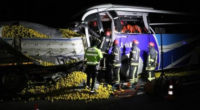 Feci Kaza: Otobüs, TIR'a çarptı: 1 ölü, 21 yaralı!