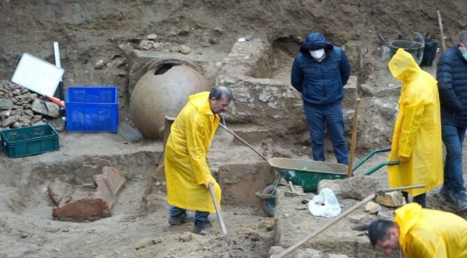 İnşaat çalışmaları sırasında 2500 yıllık antik mezarlar bulundu