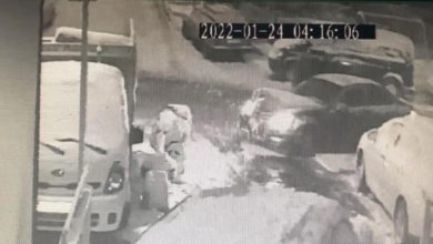 İstanbul’da otomobilin çarptığı araç kıraathanenin bahçesine daldı