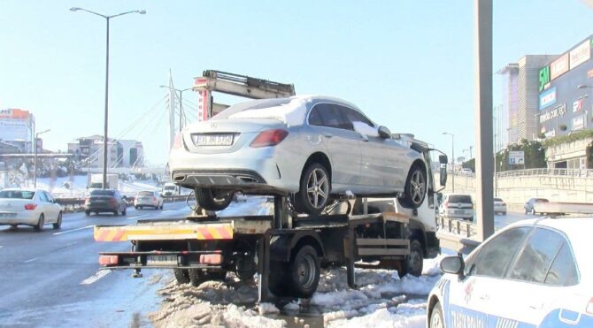 İstanbul'da yolda kalan araçlar çekilmeye başladı