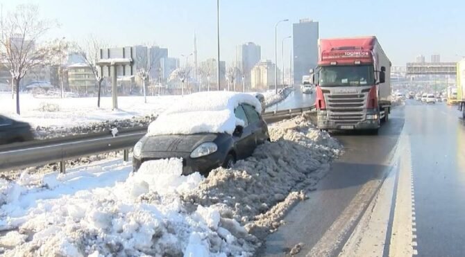 İstanbul'da yollar hala terk edilmiş araçlarla dolu