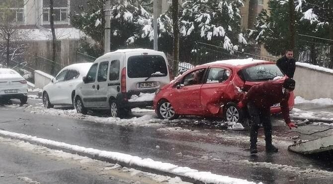 İstanbul'da zincirleme kaza: Cip 11 araca çarptı