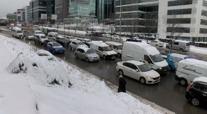 İstanbul'daki özel araçlar yasak dinlemedi