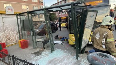 İstanbul Eyüpsultan'da İETT otobüsü, durağa çarptı: 3 yaralı