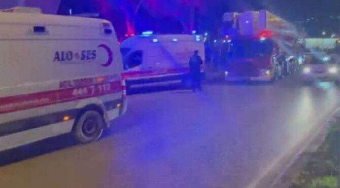 İzmir'deki ikiz kulelerde yangın: 2'si ağır 3 yaralı!