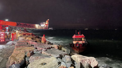 Kadıköy'de karaya oturan balıkçı teknesindeki iki kişi kurtarıldı