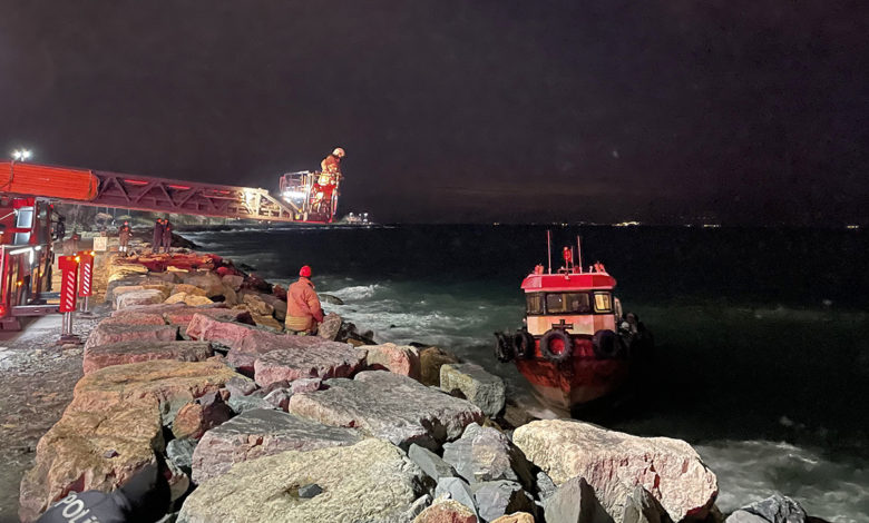 Kadıköy'de karaya oturan balıkçı teknesindeki iki kişi kurtarıldı