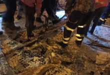 Kar temizliği yapan işçiler tren kazasını engelledi