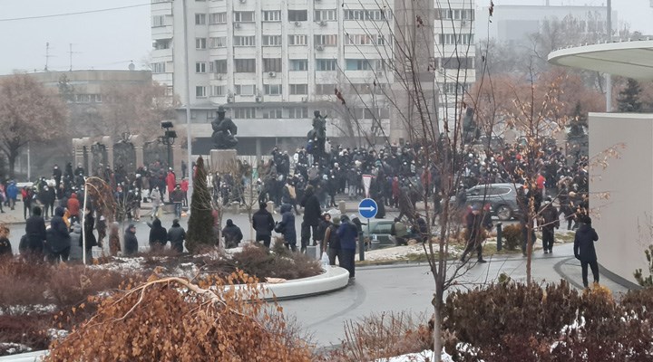 Kazakistan'da , Polis onlarca eylemcinin öldürüldüğünü açıkladı