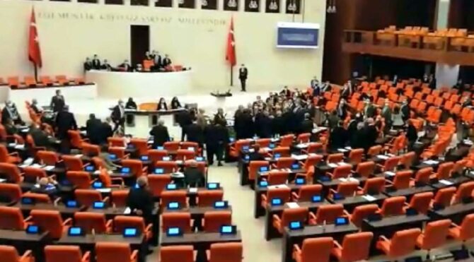 Meclis karıştı: AKP'li ve CHP'li vekiller arasında tartışma