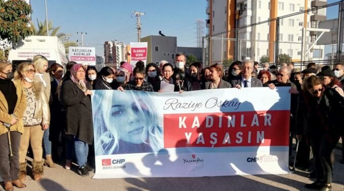 Mersin'de CHP ve DEVA Paritli kadınlar, Raziye Oskay cinayetini protesto etti