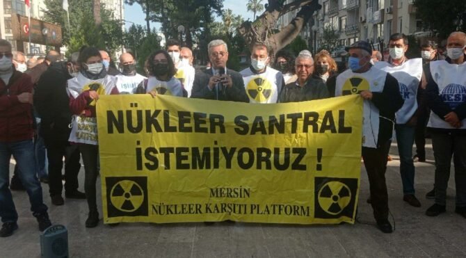 Nükleer enerjiye giriş derslerinin kaldırılması için protesto eylemi yapıldı