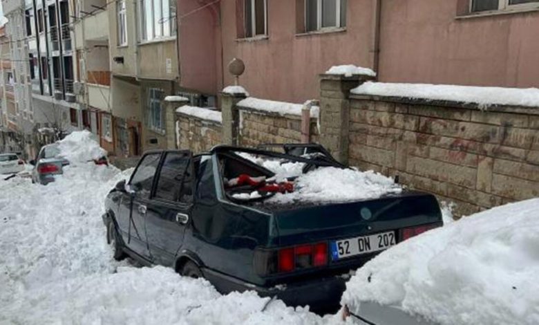 Otomobilin üstüne kar küresi düştü