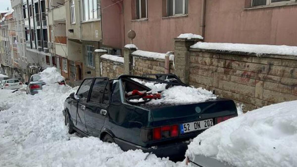Otomobilin üstüne kar küresi düştü