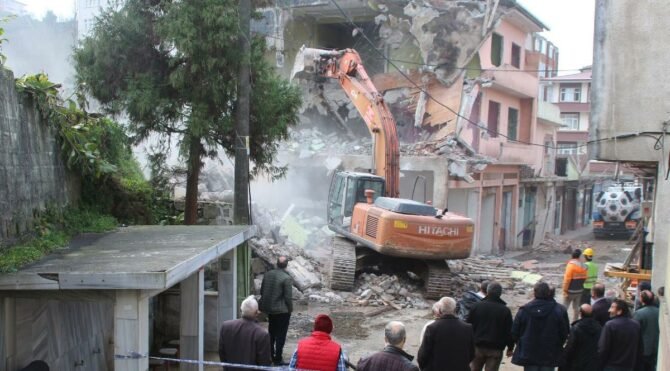 Rize'de selin vurduğu binalar yıkılıyor!