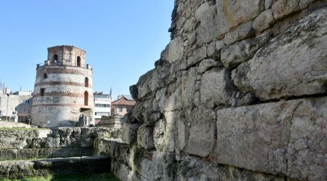 Roma döneminden surlar, bahçe duvarı oldu