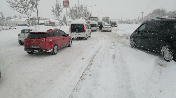 TEM Ankara otoyolu,kardan dolayı ulaşıma kapandı