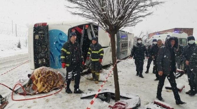 Tokat’ta yolcu otobüsü devrildi: Ölü ve yaralılar var!