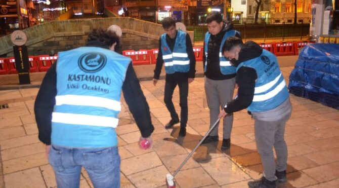 Ülkü ocakları, CHP'nin açıklama yaptığı yeri yıkadı: Zillet tohumlarını temizliyoruz