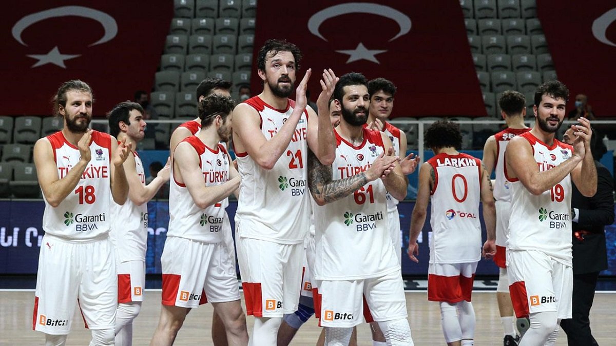 12 Dev Adam parkede! Türkiye - Yunanistan basketbol maçının 18 kişilik kadrosu belli oldu