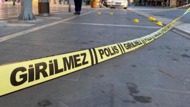 Adana'da bir kişi platonik aşık olduğu genç kızın sevgilisini hançerle öldürdü