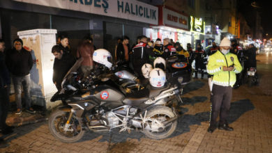 Adana'da dur ihtarına uymayan otomobil sürücüsü, 2 polisi yaraladı