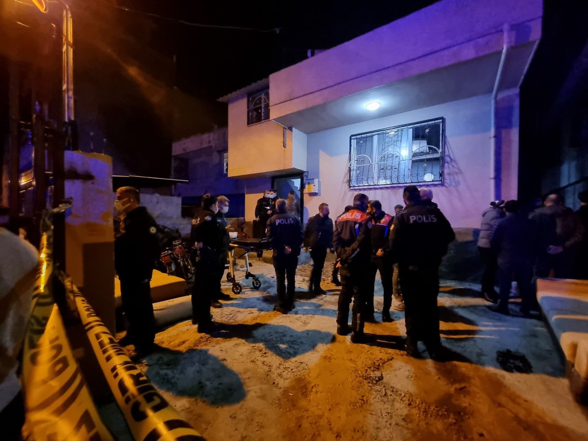Adana da evinin bahçesinde silahlı saldırıya uğrayan kişi hayatını kaybetti #4