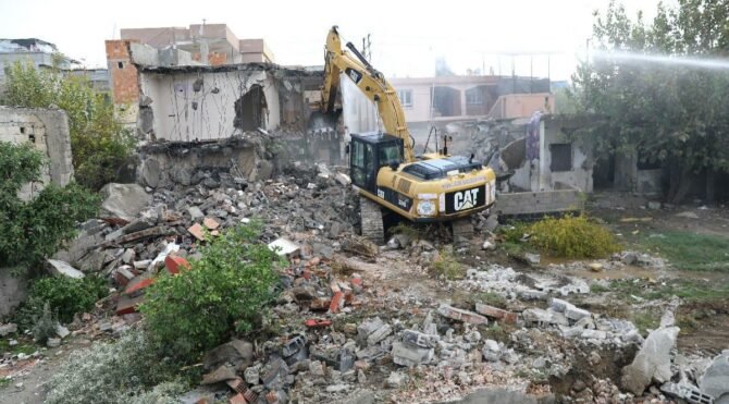 Adana'da metruk bina yıkımı devam ediyor
