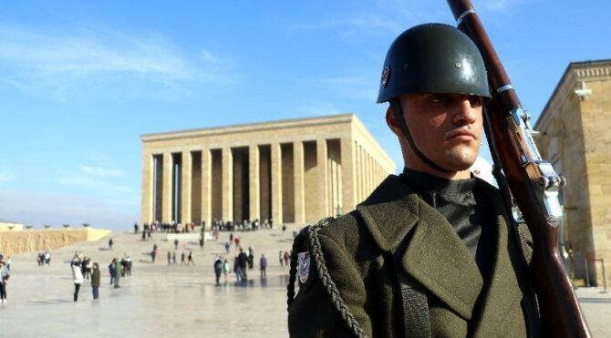 Anıtkabir'de saygı nöbetçileri, 7 noktada nöbet tutuyor