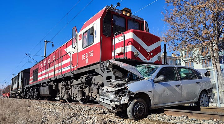 Ankara'da feci kaza: Yük treni otomobile çarptı!