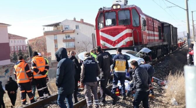 Ankara'daki tren kazasında yaşamını yitirenlerin sayısı arttı