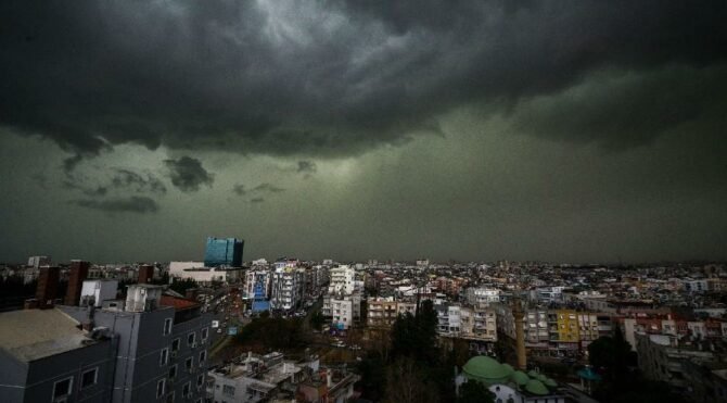 Antalya'da dev dalgalar oluştu