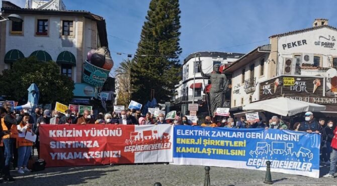 Antalya'da 'geçinemiyoruz' diyenler sokağa çıktı